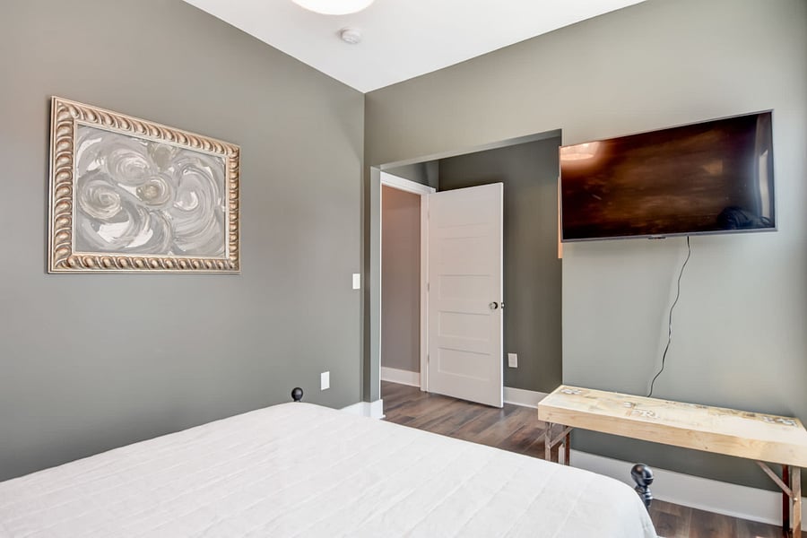 Front bedroom-Queen (2nd floor)