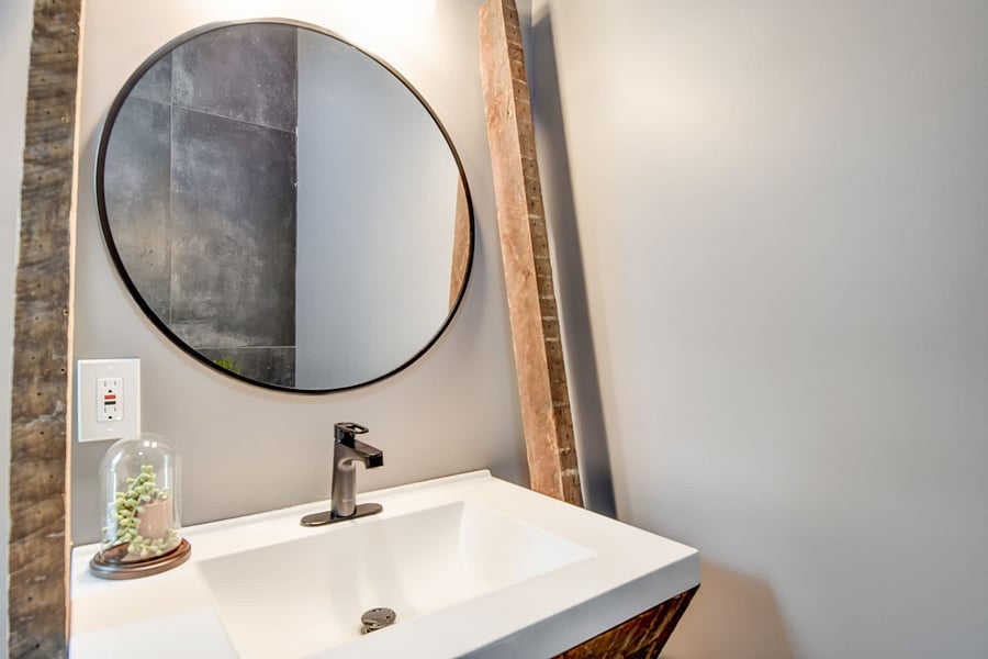 Full bath 1 vanity