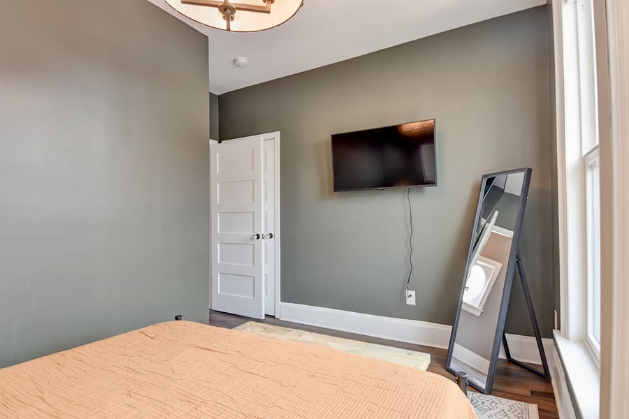 Middle bedroom-Queen
(2nd Floor)