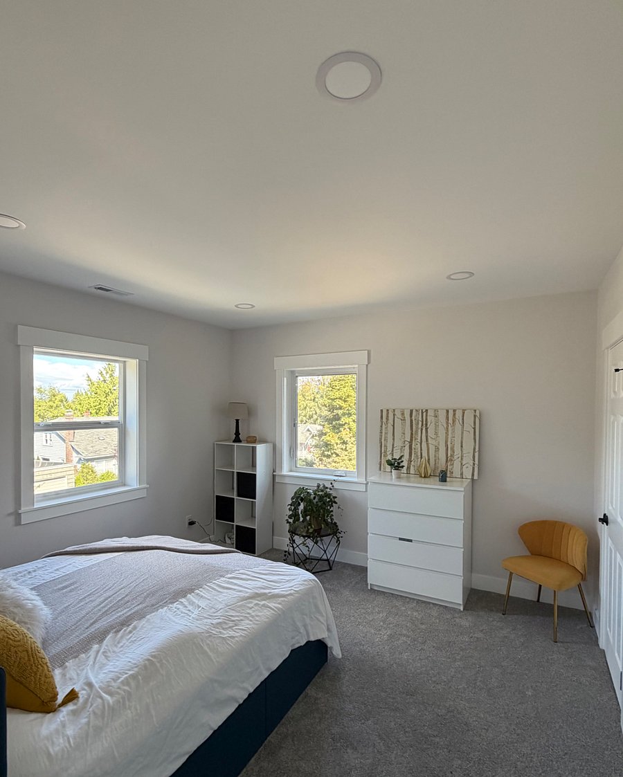 Private queen bedroom
