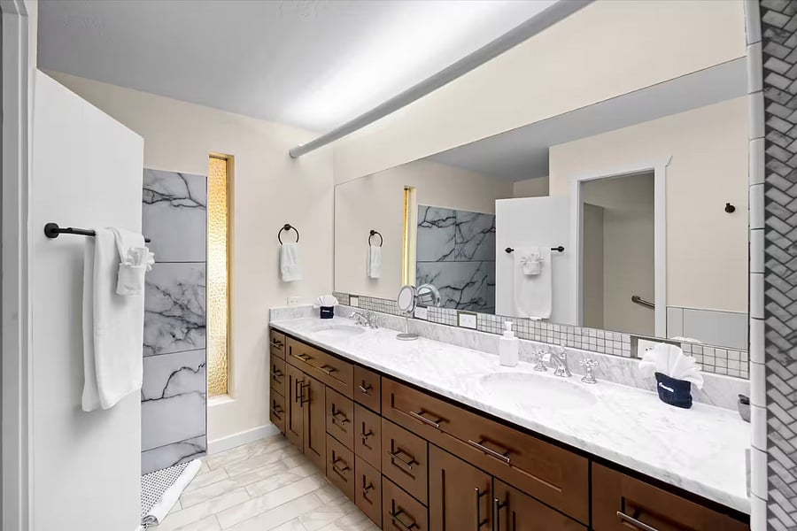 en-suite master bathroom