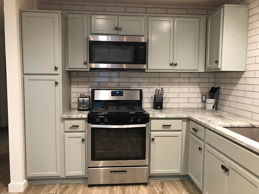 Kitchen w/ gas range