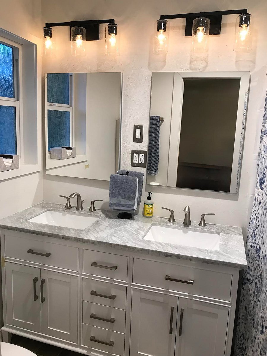 Master bathroom w/ double vanity