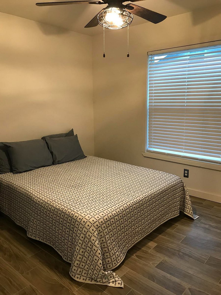 Bedroom 1 w/ Queen Bed
