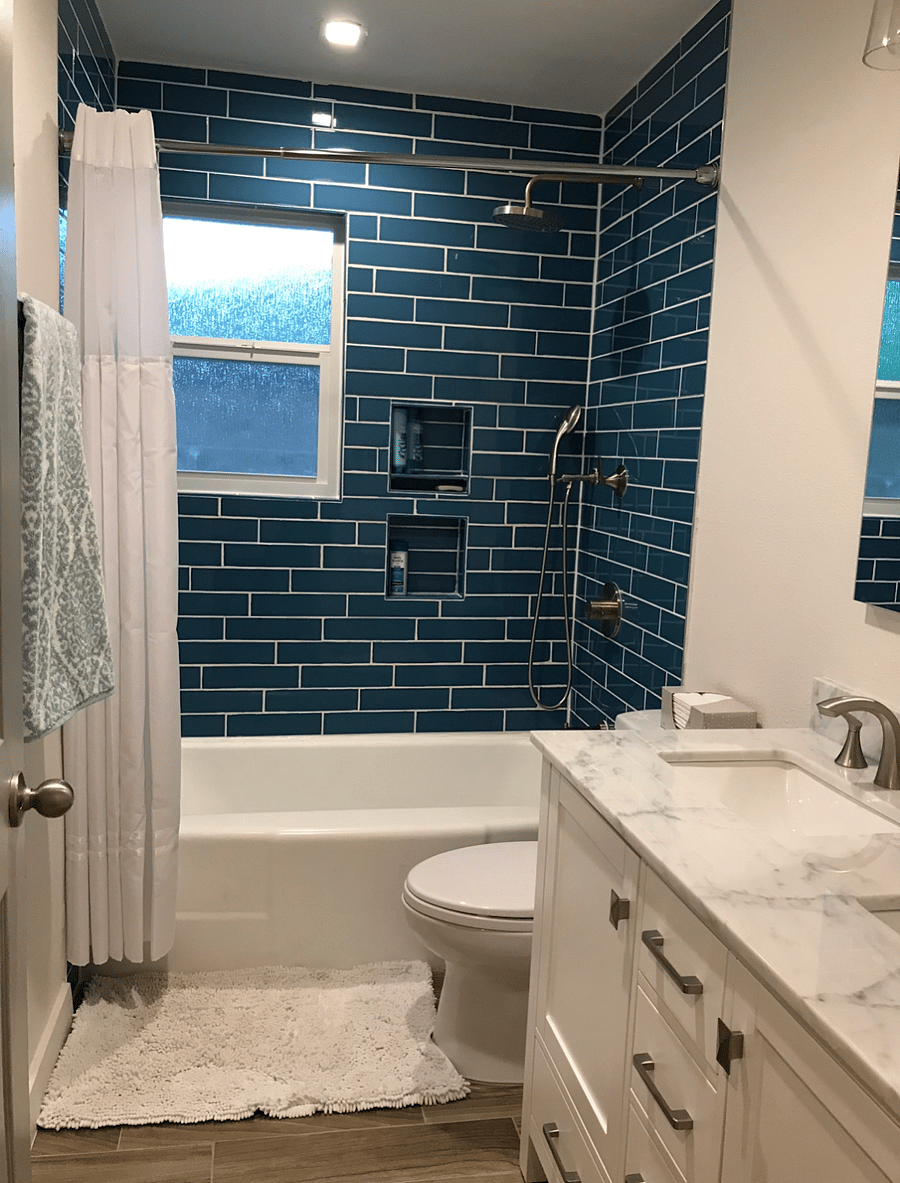 Hallway Bathroom w/ Tub