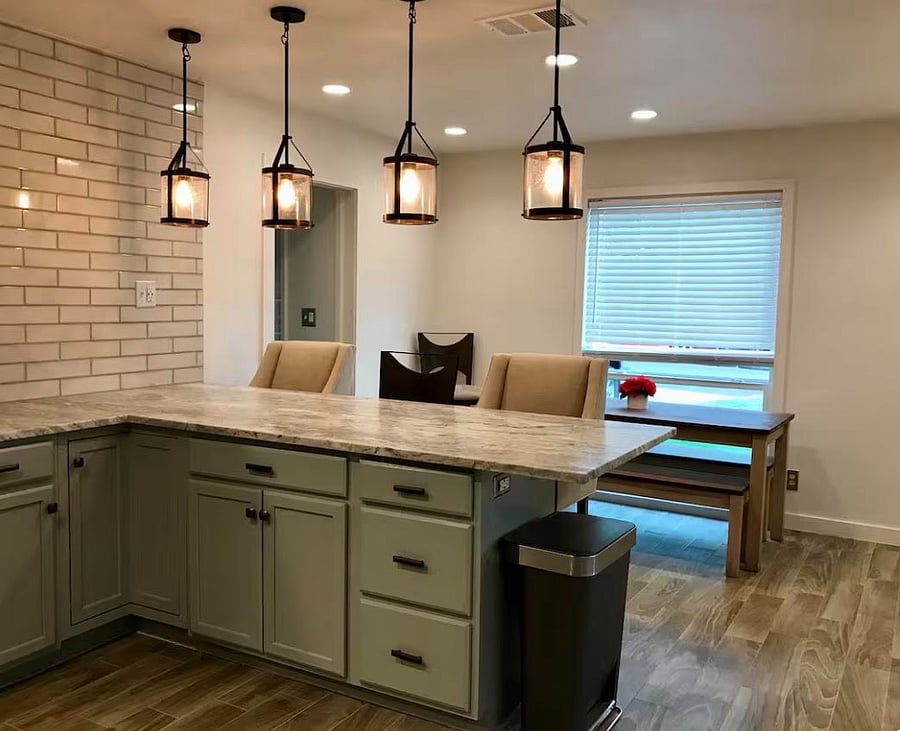 Eat-In Bar in Kitchen