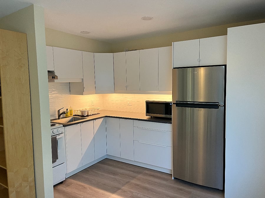 Full kitchen. Under cabinet lighting. Abundant cabinet storage.