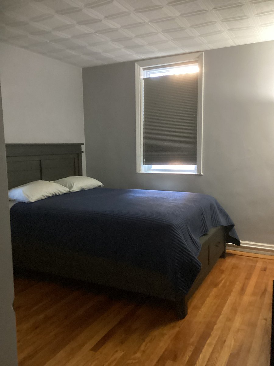 QUEEN SIZE BED IN LARGE BEDROOM