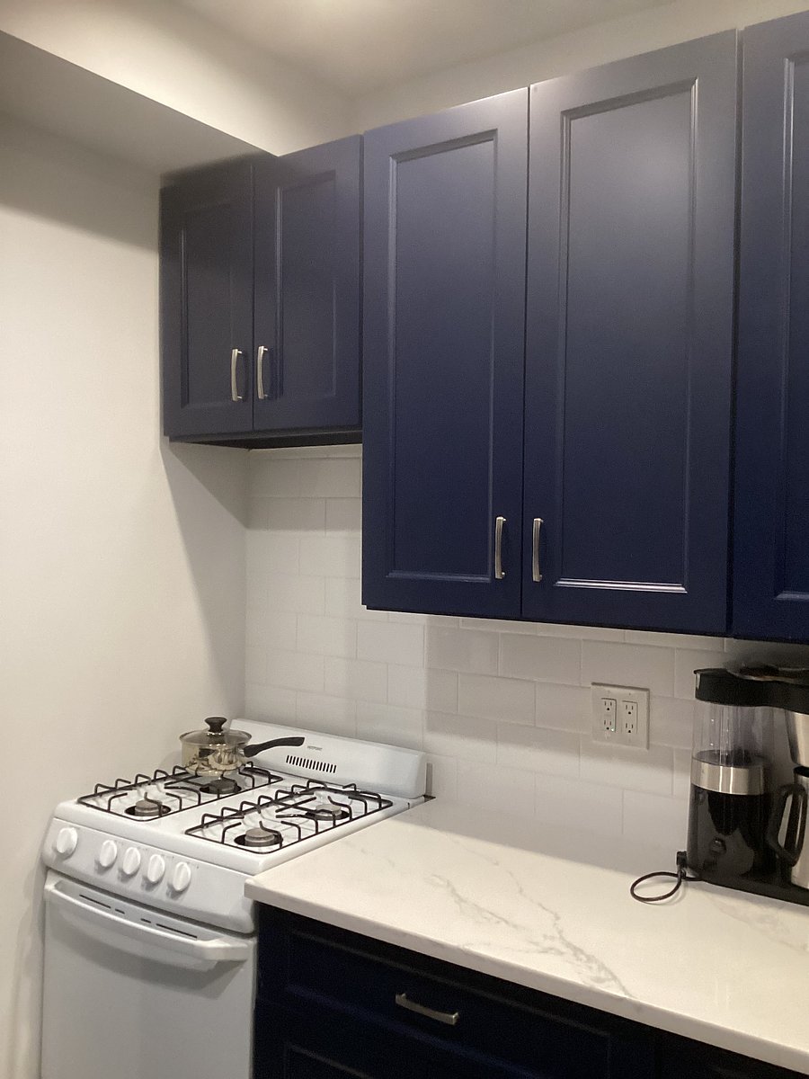 GAS STOVETOP AND OVEN AND LOTS OF CABINET SPACE.