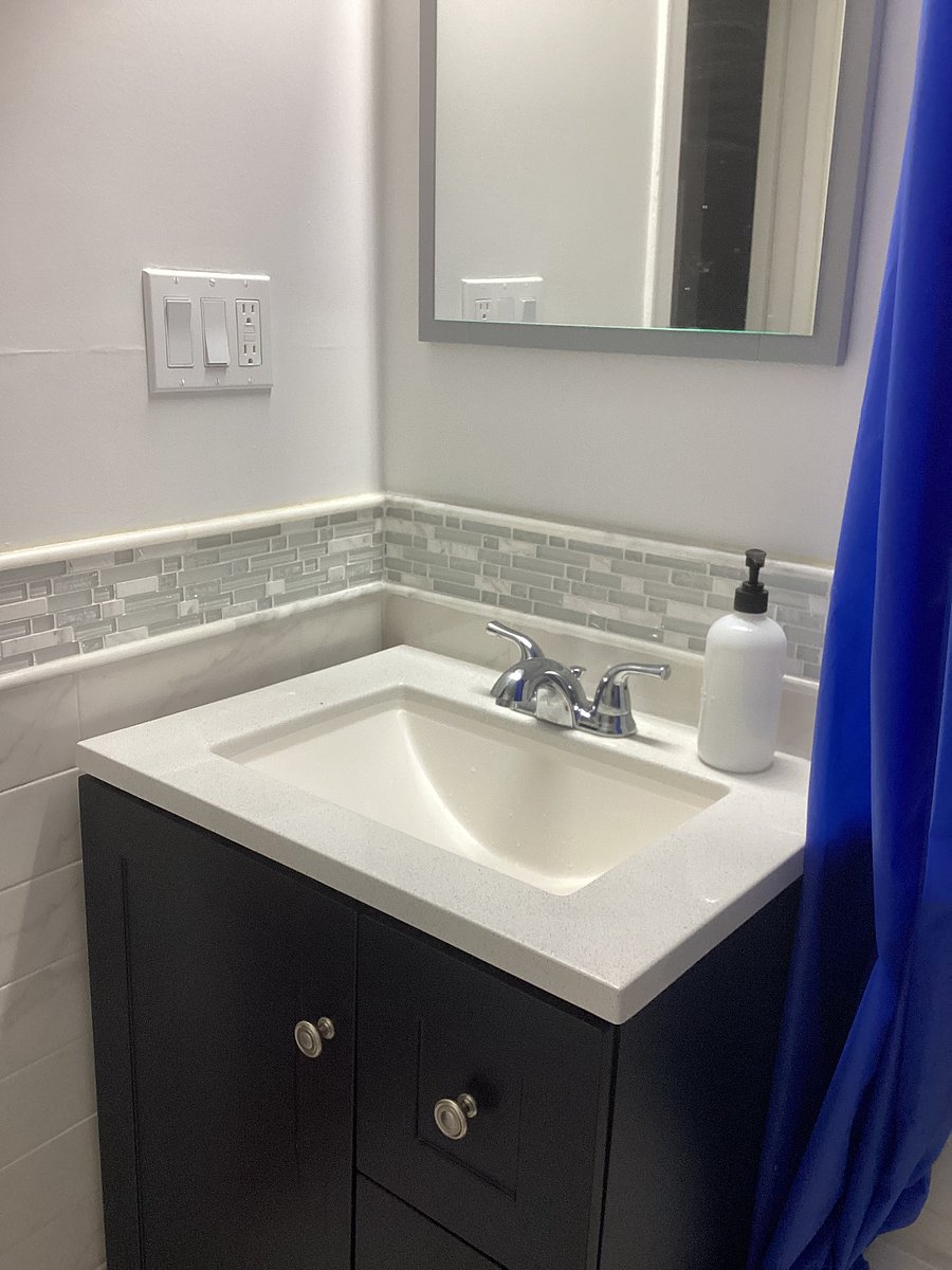 VANITY BATHROOM SINK WITH EXCELLENT LIGHTING AND MIRROR FOR APPLYING MAKE-UP.