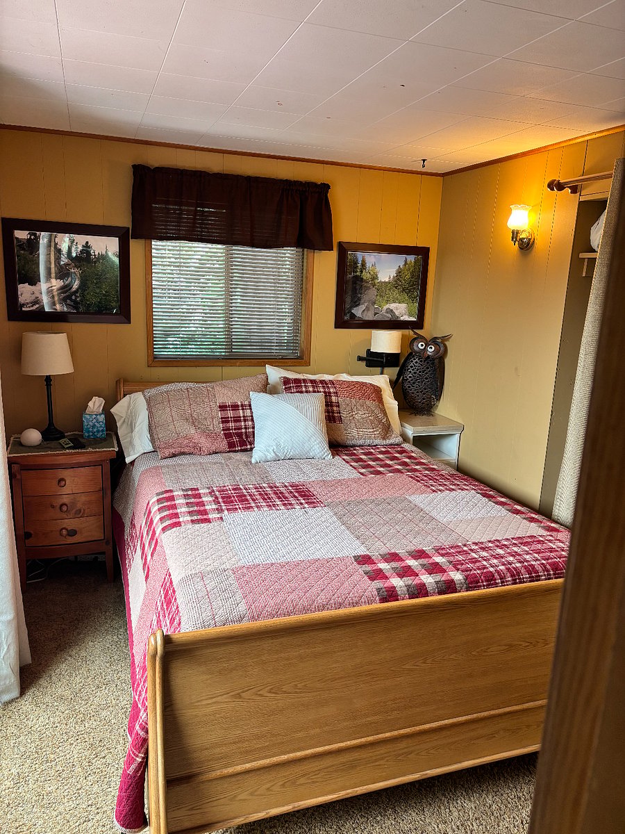 Queen bedroom main Floor