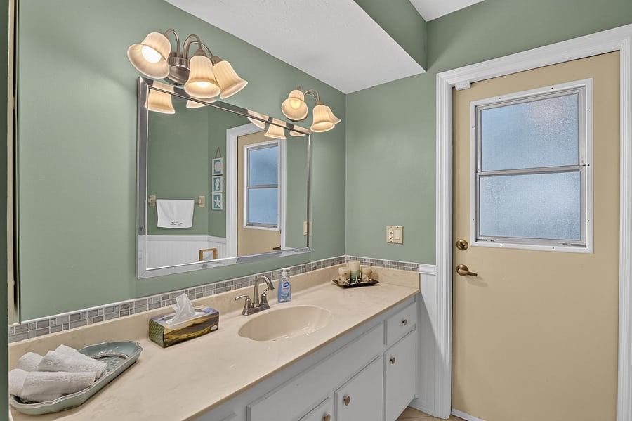 Guest full bath with direct access from pool