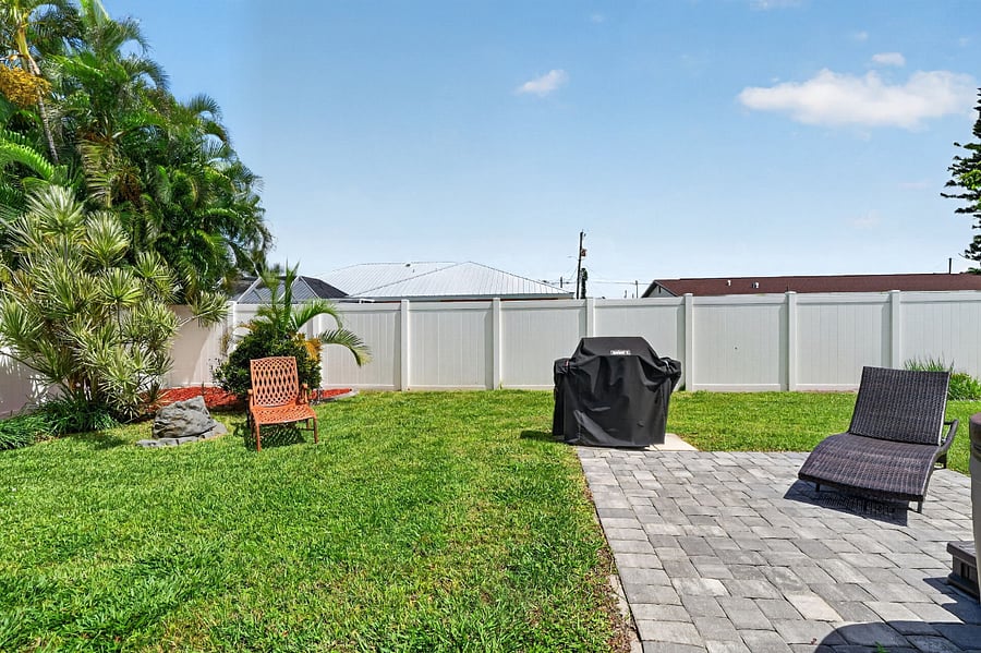 Private in-law suite BBQ, patio and Hot Tub area