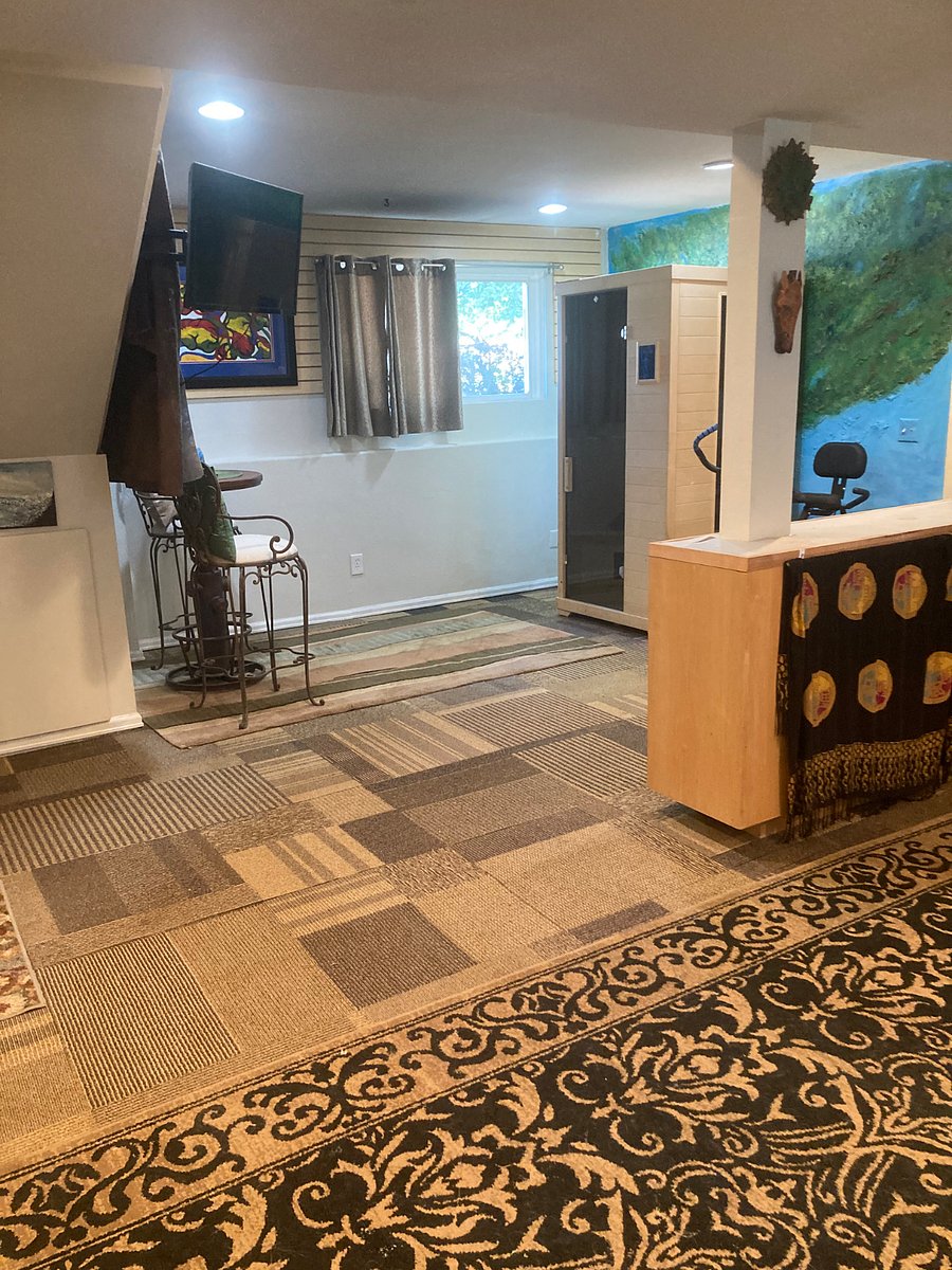 Infared sauna, exercise bike
Moveable TV from living area to exercise and bistro eating area