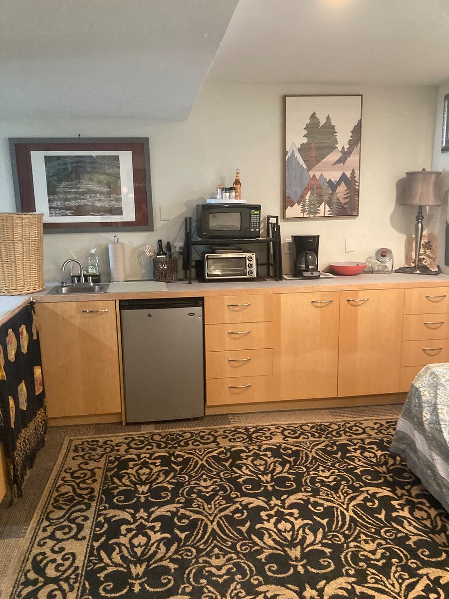 Kitchenette... sink, mini fridge, toaster oven, microwave, coffee maker.
Electric tea kettle, crockpot. All essential dishes