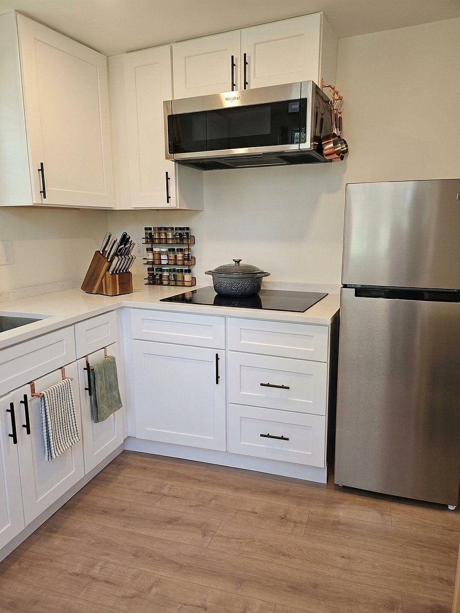 Full kitchen with a fridge, a dishwasher and a microwave