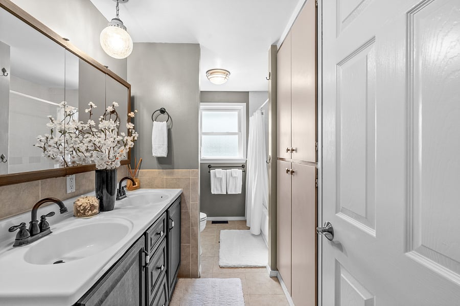 Primary level full bathroom