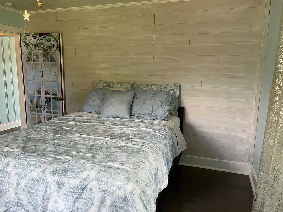 Bed room queen bed