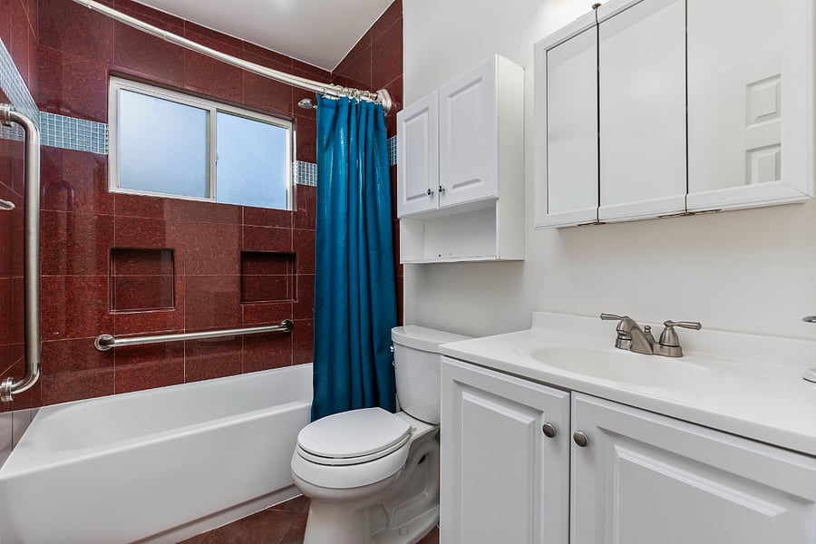 Hallway Bathroom: Another full bathroom 