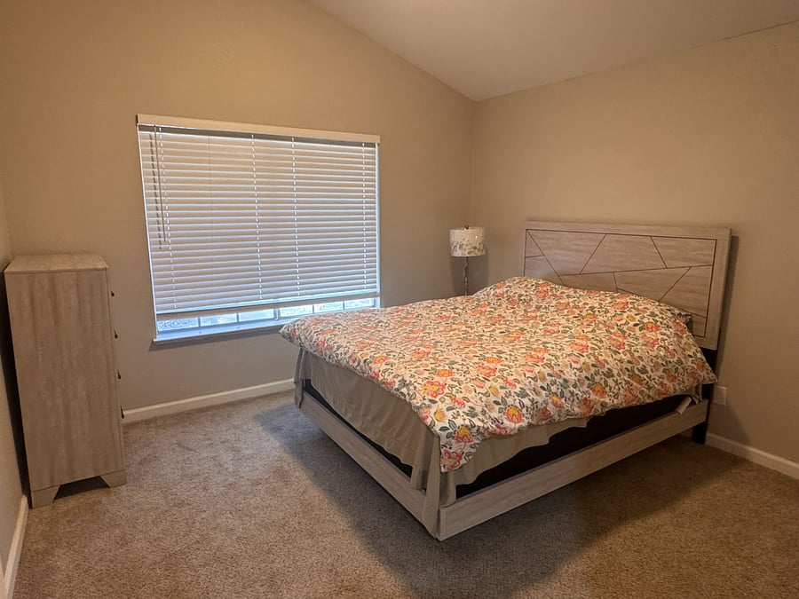 Guest bedroom with 1 Queen