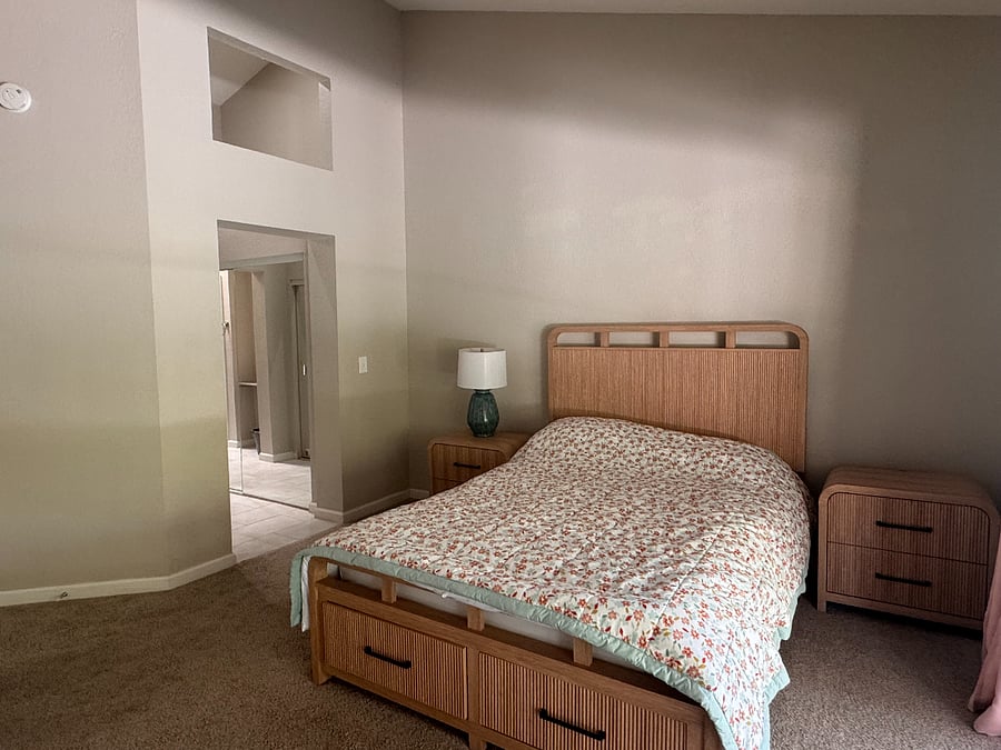 Master bed room 1 queen bed