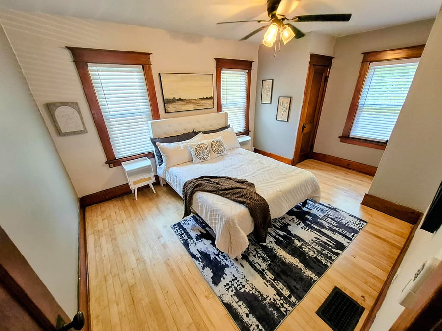 Primary bedroom - Queen Bed