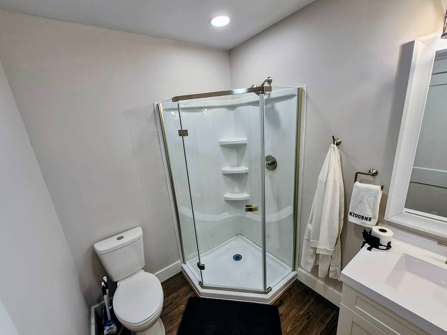 Second floor bathroom (Shower)