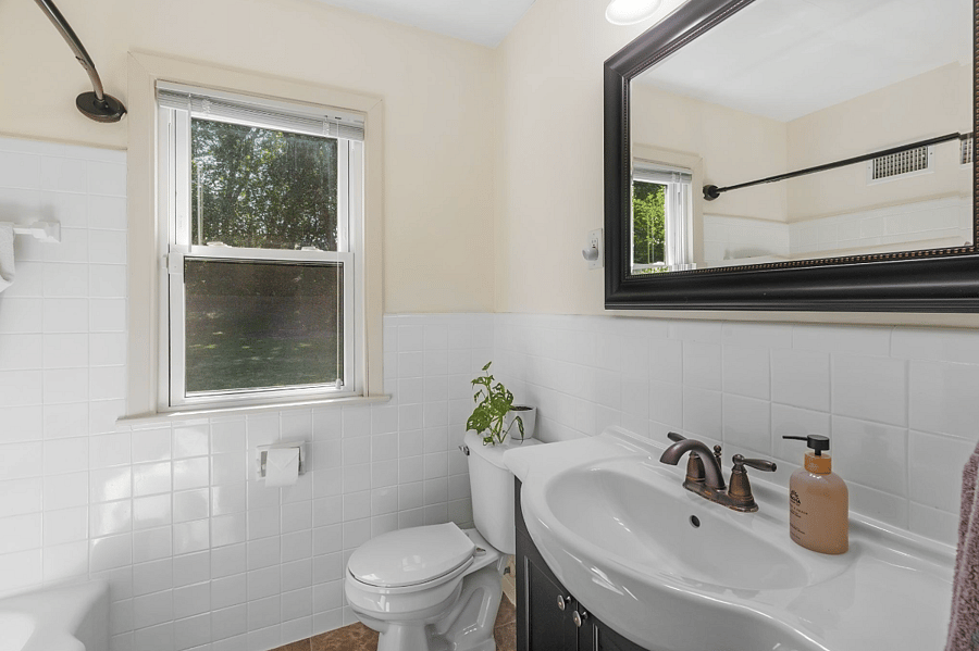 Main level full bath