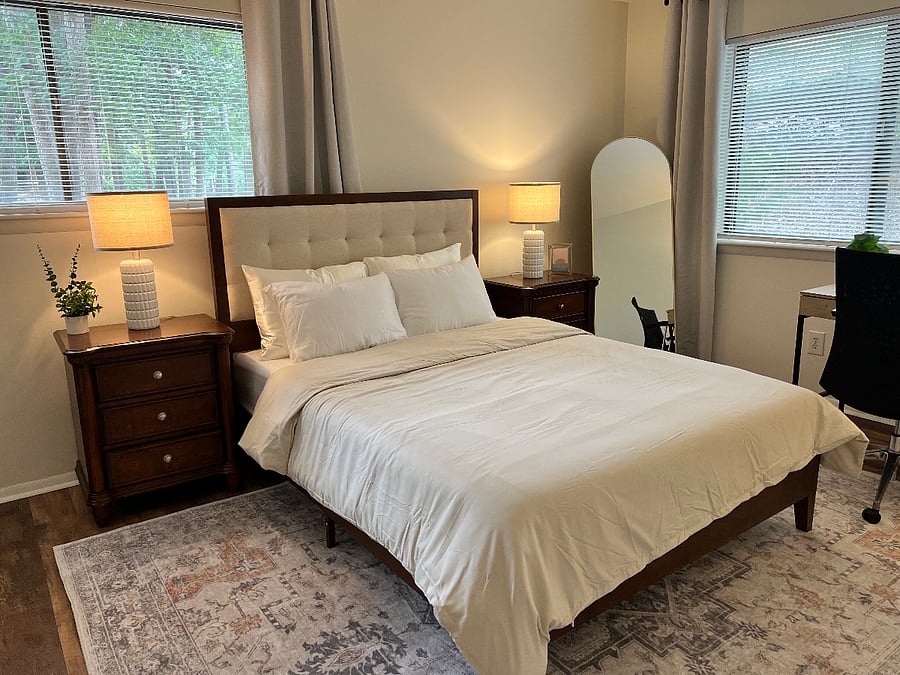 Primary Bedroom - Queen Bed.
