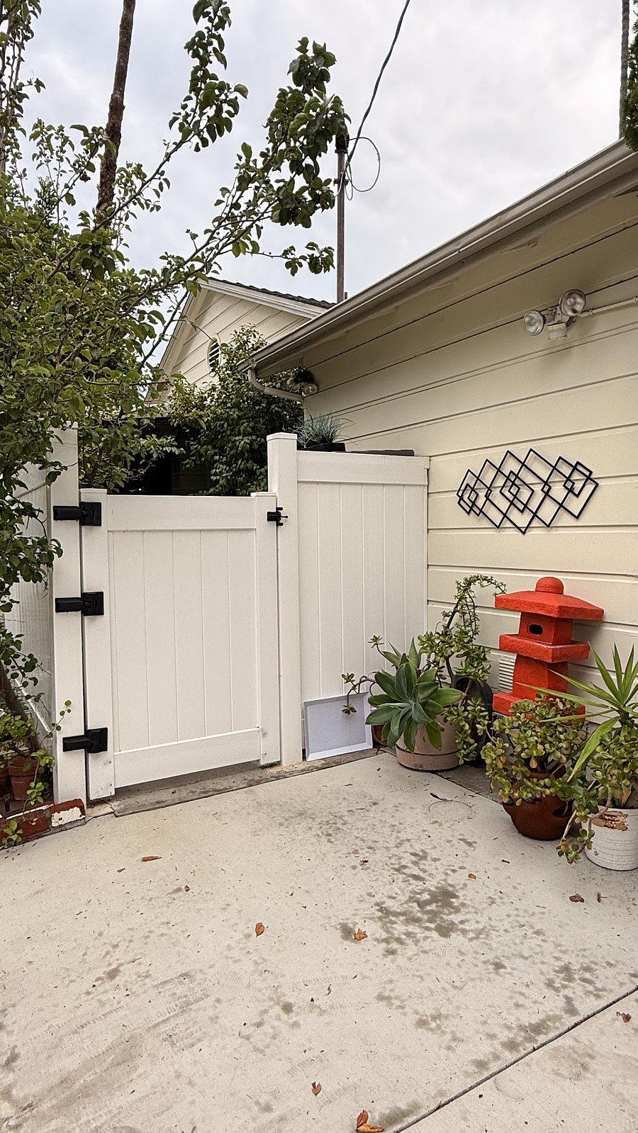 entry from parking space to outdoor private patio