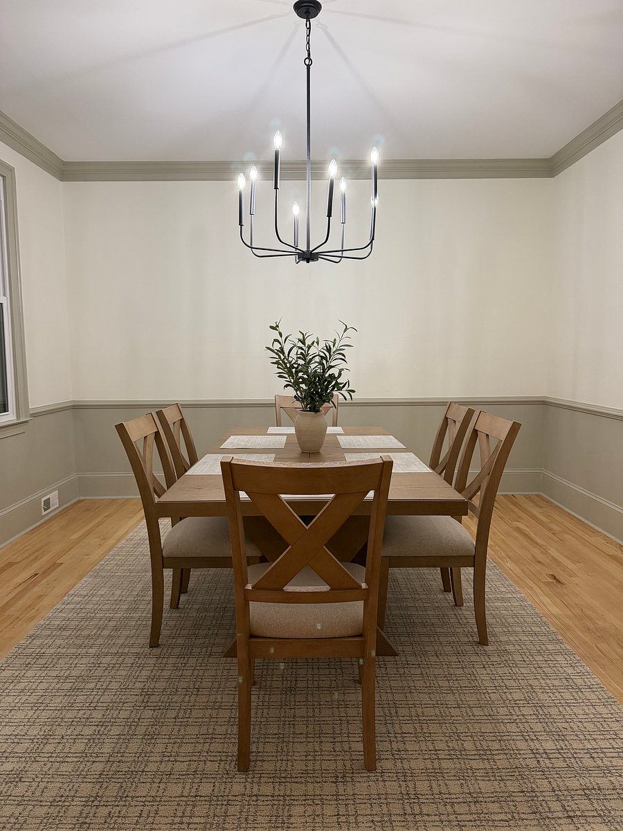 Spacious dining seating for 6