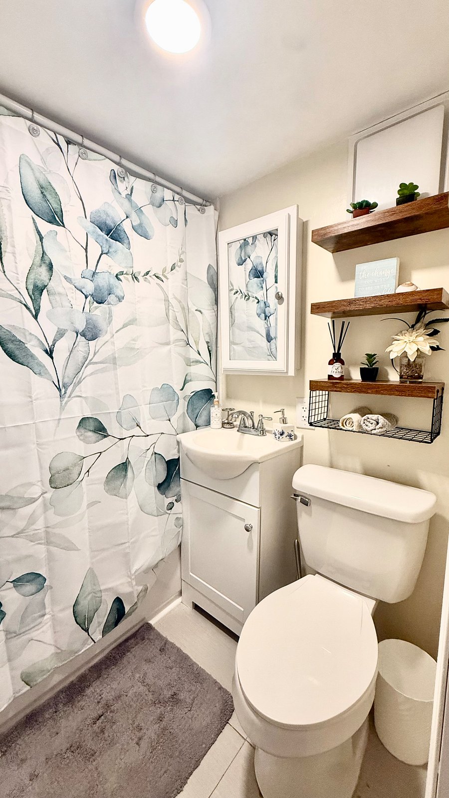 Nicely decorated bathroom, makes it cozy and relaxing environment.