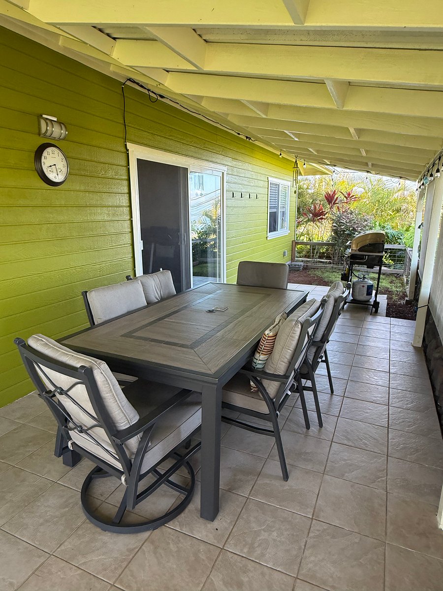 Lanai Set and Grill close up