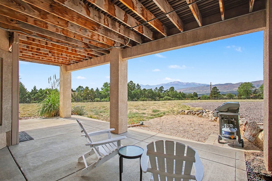 Relax on the private covered patio and take in sweeping views of Pikes Peak and the Front Range. Comfortable outdoor seating and a gas grill make it ideal for peaceful mornings, outdoor dining, or unwinding at sunset.