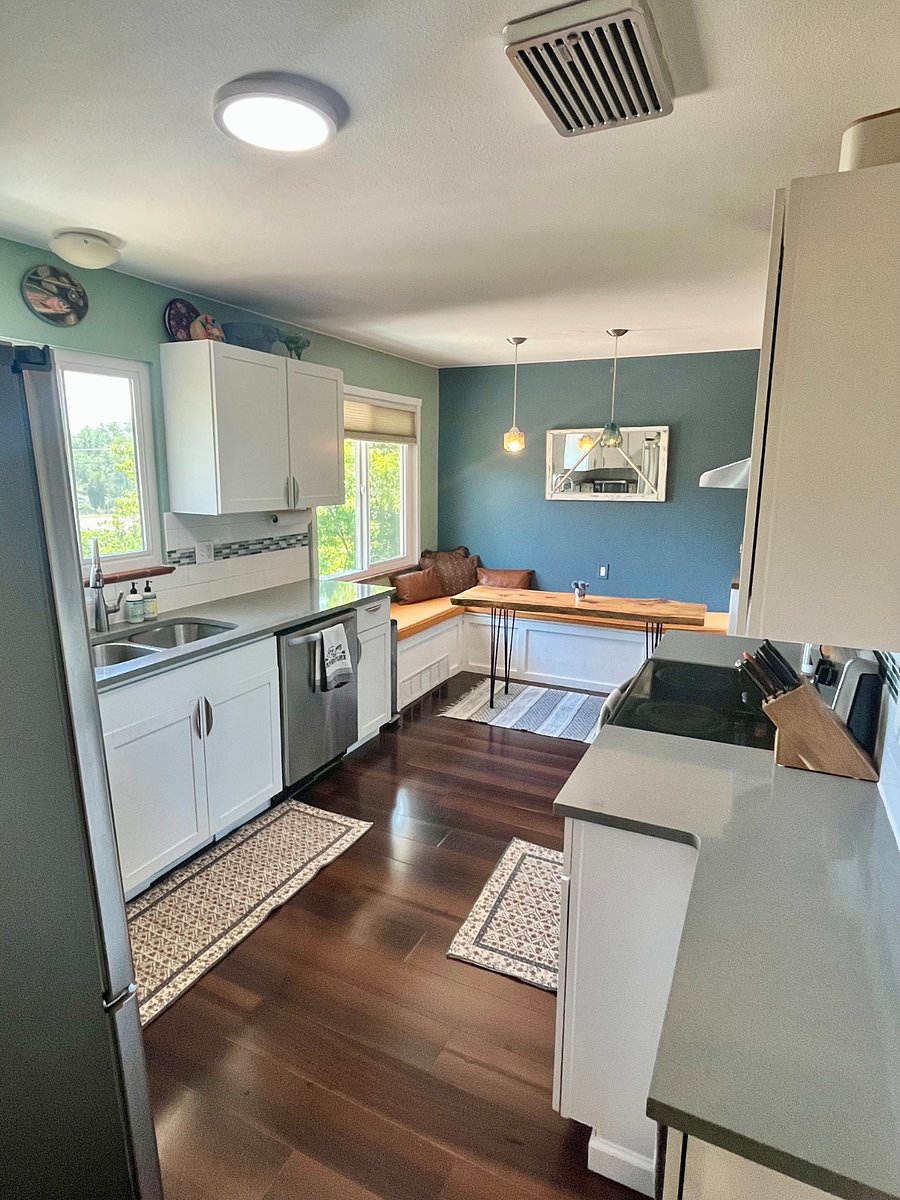 Full kitchen and dining nook - upstairs
