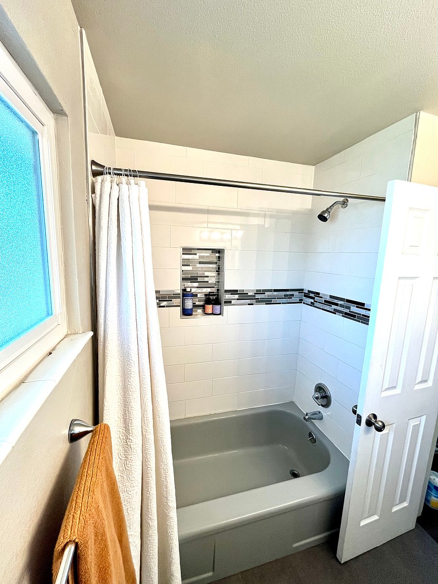 Upstairs bathroom tub/ shower