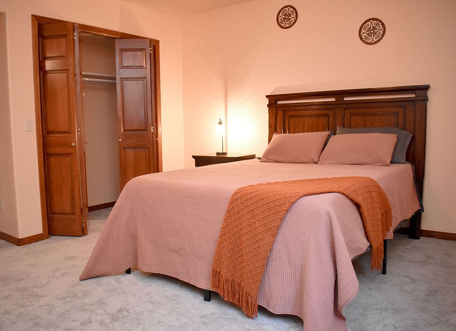 Downstairs bedroom - Queen