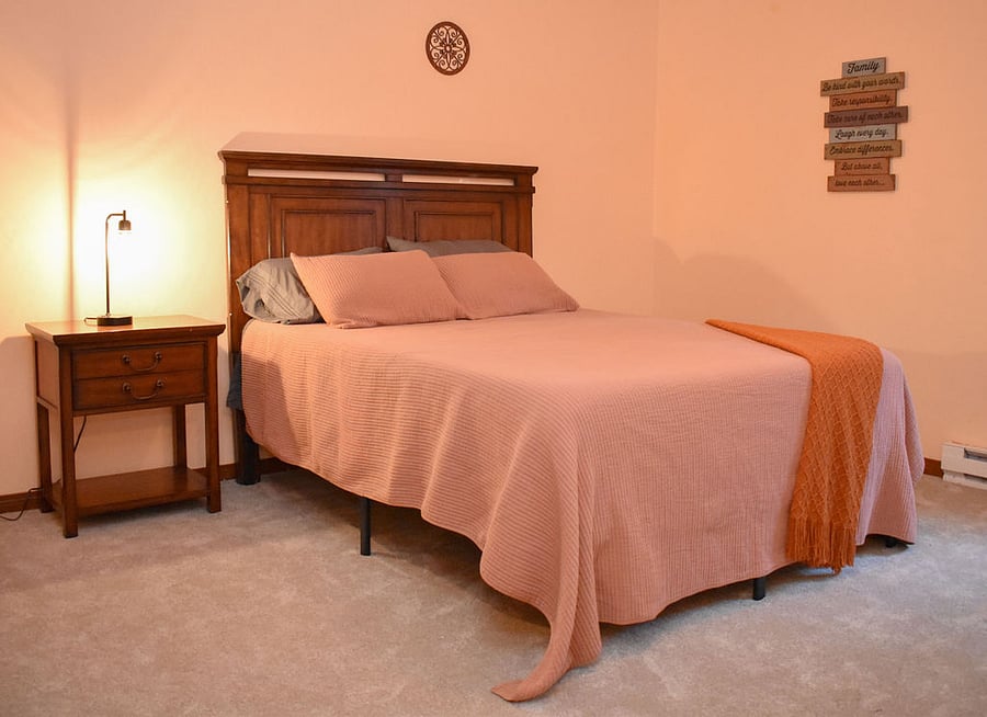 Downstairs bedroom - Queen