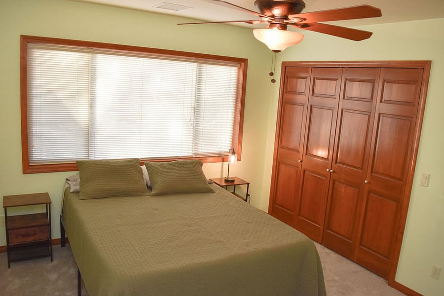 Downstairs bedroom - Queen