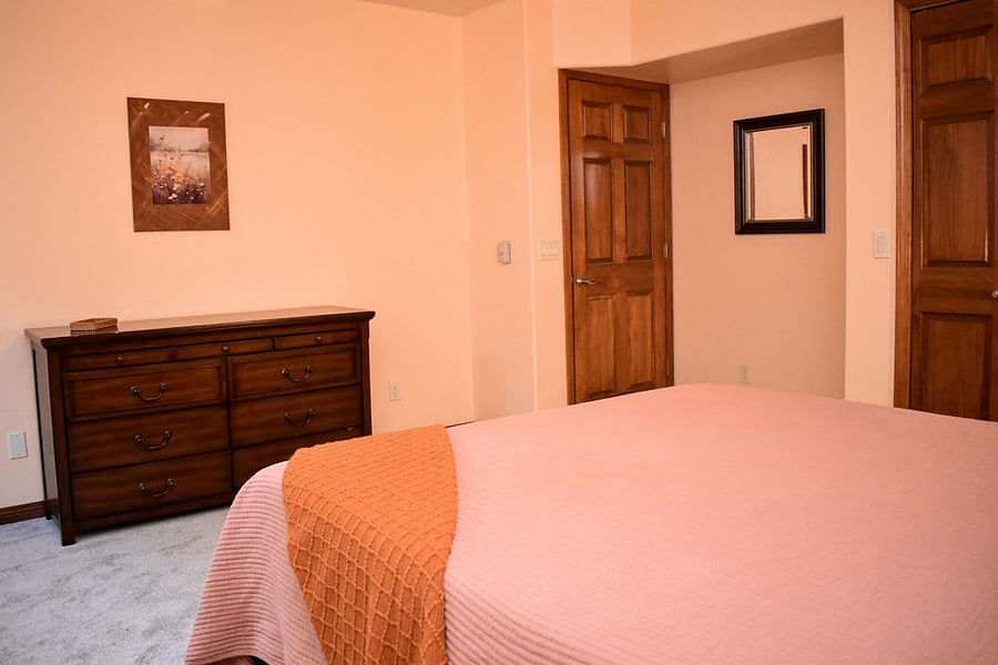 Downstairs bedroom - Queen