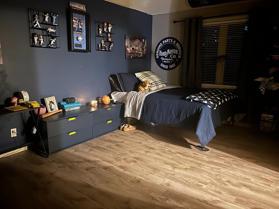 Very large guest room upstairs. Connects to a jack-n-jill bath with another bedroom.