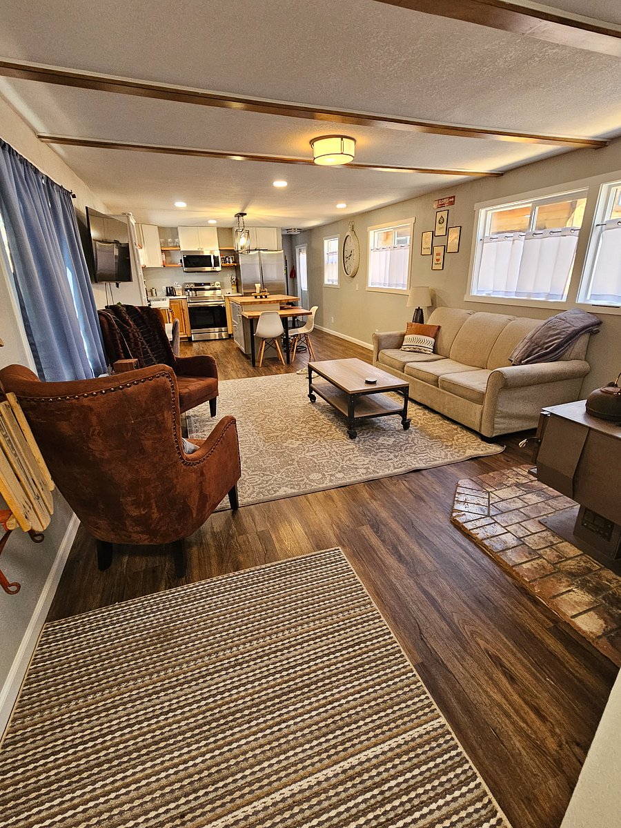 open floorplan, kitchen,dining, living room