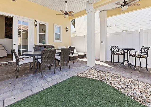 Outdoor dining in courtyard