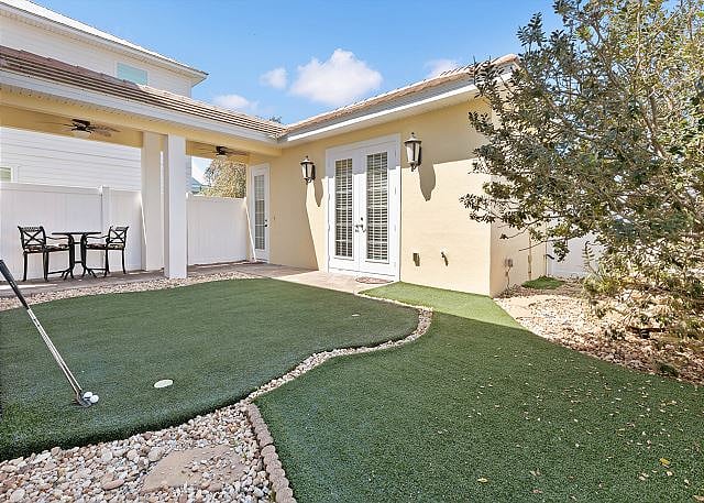 Private 3-hole putting green