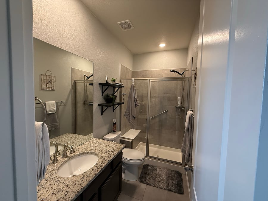Fully furnished bathroom