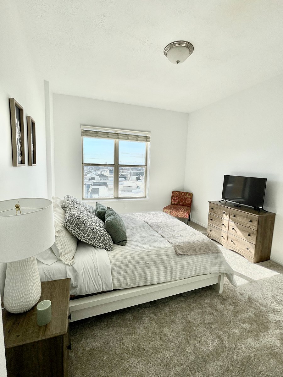 Queen bedroom with walk-in closet