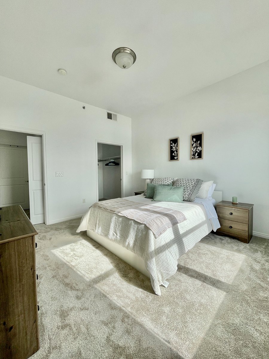 Queen bedroom with walk-in closet