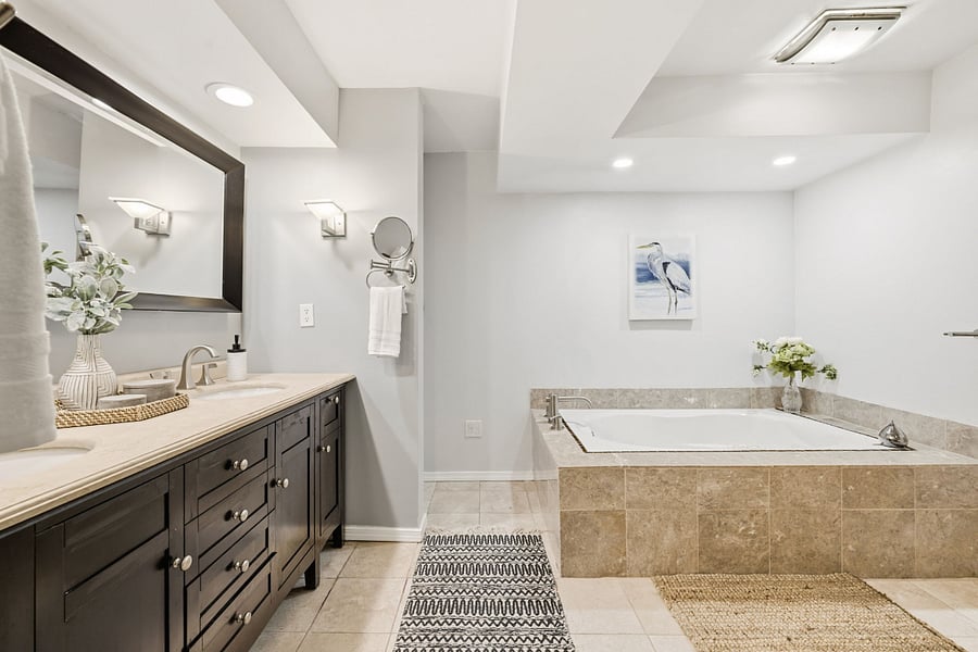 Maple Room private bath with jacuzzi tub