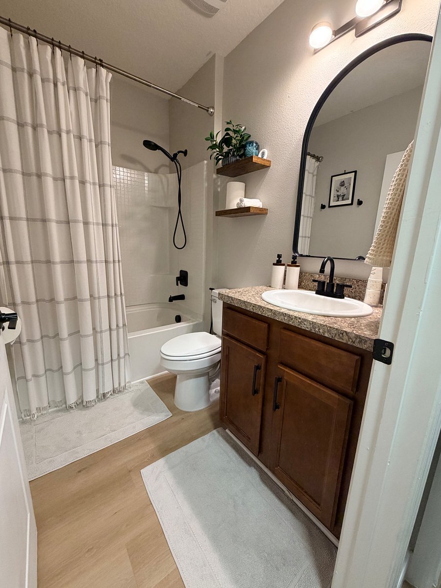 Full Bathroom 2 