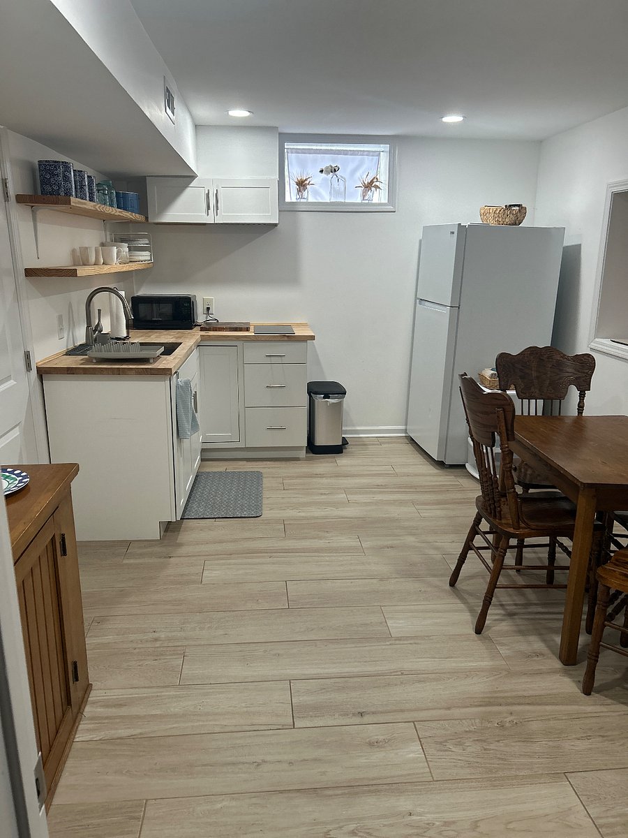 Kitchenette and Dining space